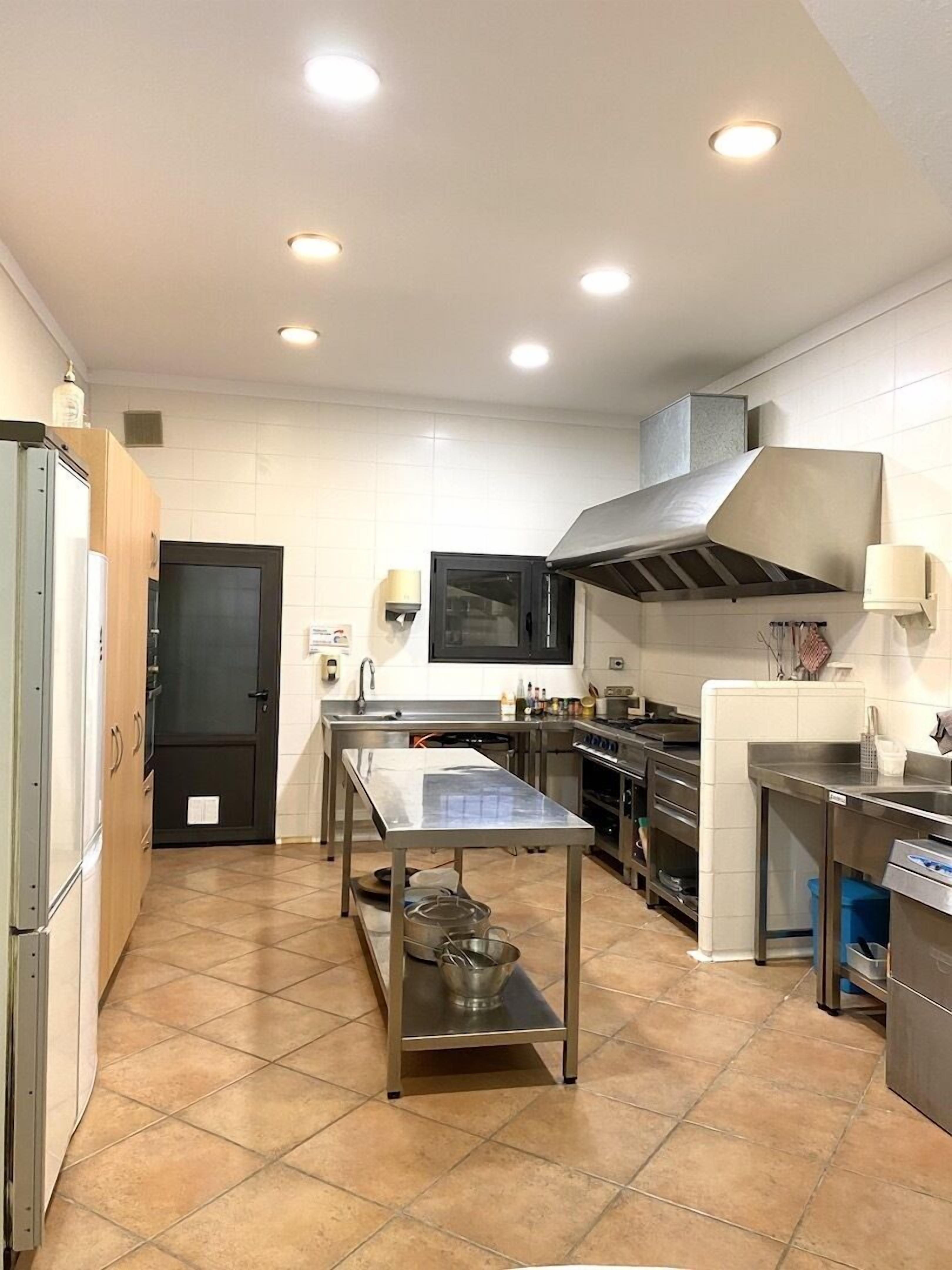 Country house surrounded by nature, with pool, tennis, perfect for groups