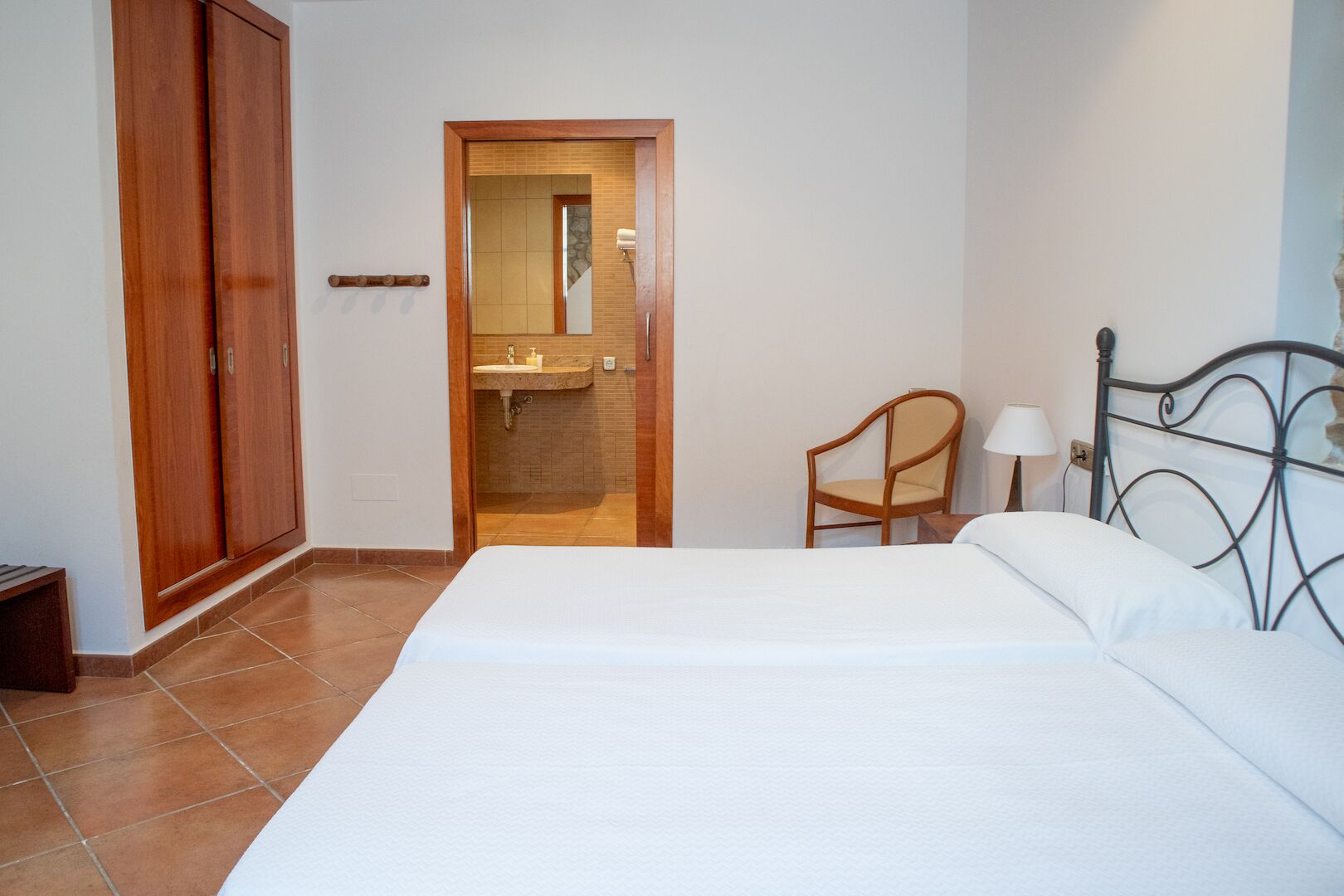 Country house surrounded by nature, with pool, tennis, perfect for groups