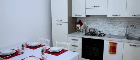 Kühlschrank, Mikrowelle, Ofen, Herdplatte