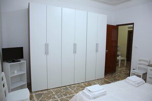 2 bedrooms, iron/ironing board, travel cot, free WiFi