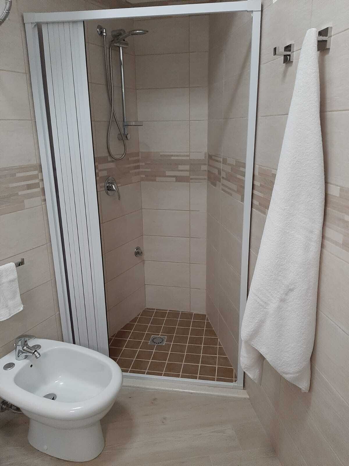 Een douche, een haardroger, handdoeken, toiletpapier