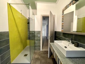 Duschwanne, Haartrockner, Bidet, Handtücher
