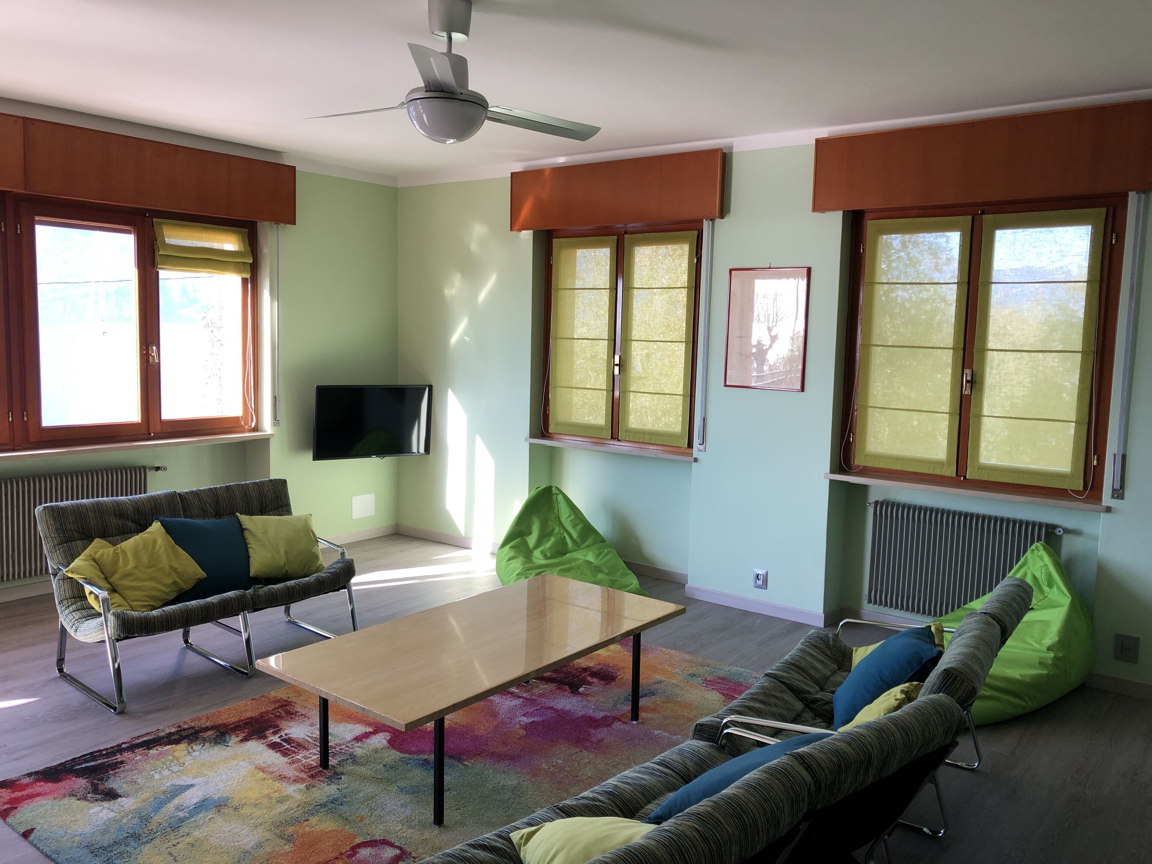 Large and bright apartment, parking and terrace overlooking the lake