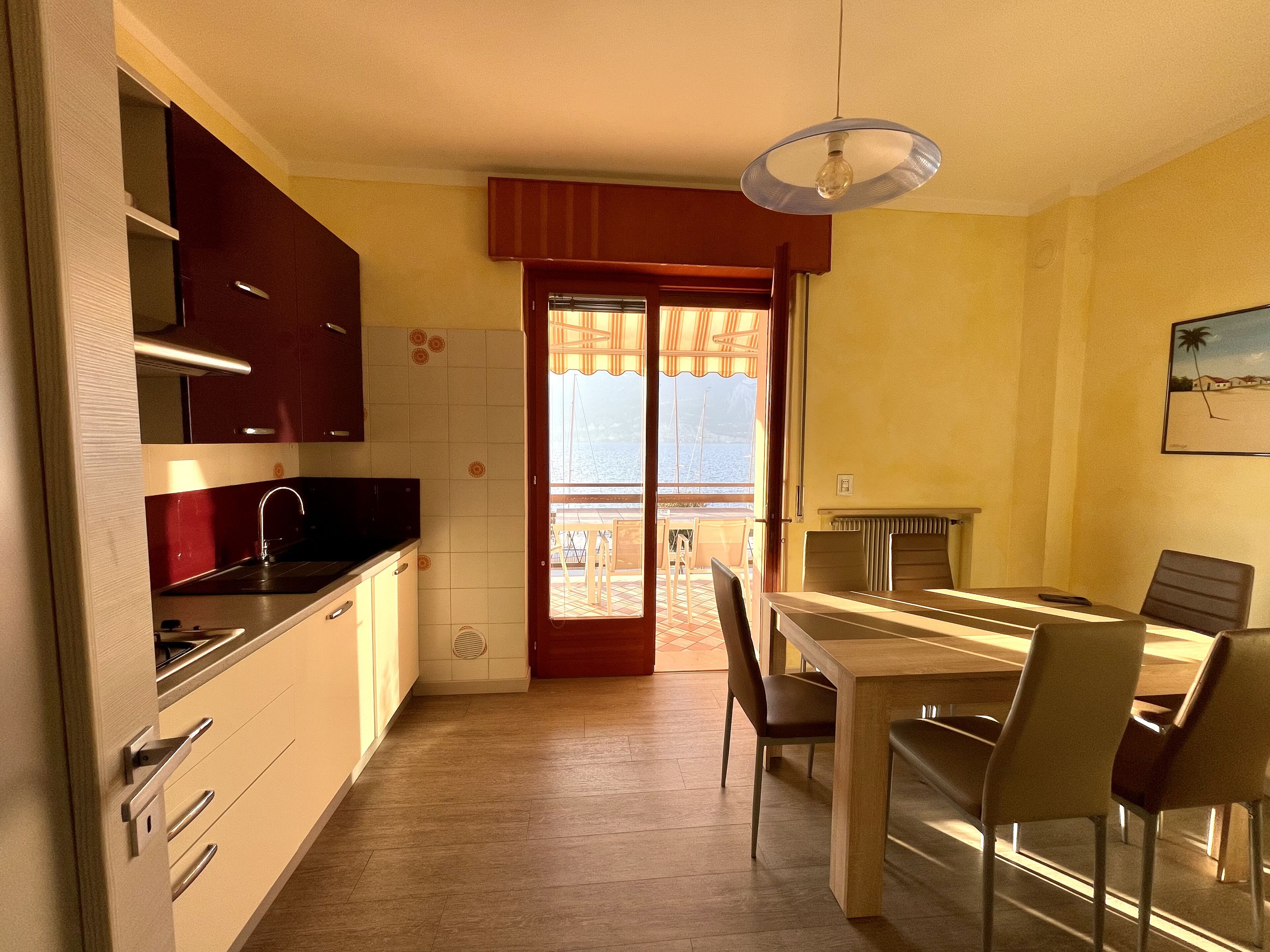 Large and bright apartment, parking and terrace overlooking the lake