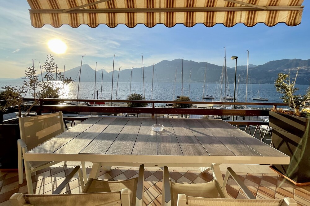 Large and bright apartment, parking and terrace overlooking the lake