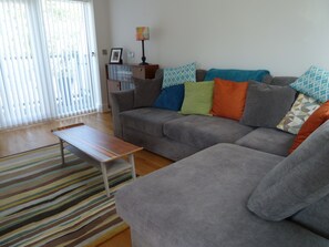 تلفزيون ذكي، مشغل دي في دي، كُتُب، ستيريو