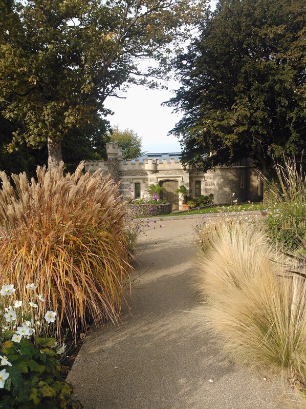 Property grounds - Modern 2 Bed (sleeps up to 4) house, 50 metres from sea front (Whitstable)