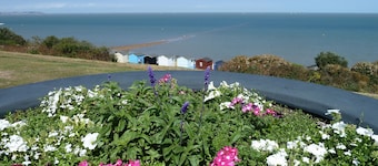 Modern 2 Bed (sleeps up to 4) house, 50 metres from sea front