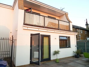 Exterior - Modern 2 Bed (sleeps up to 4) house, 50 metres from sea front (Whitstable)