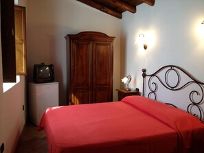 3 bedrooms, iron/ironing board, WiFi, bed sheets - One step away from the Park Gran Sasso and the Laga mountains (Barete (AQ))