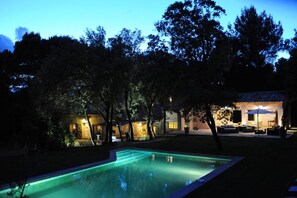 Utomhuspool och uppvärmd pool