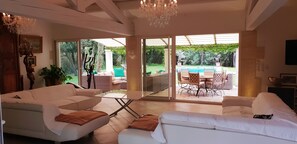 TV, fireplace, DVD player, books