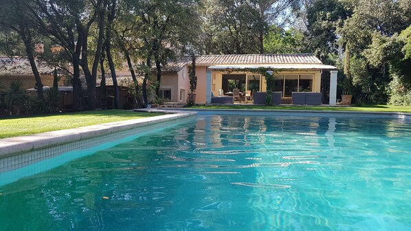 Utendørsbasseng og et oppvarmet basseng