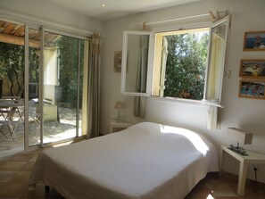 4 soverom, skrivebord, strykejern/-brett og reiseseng for barn