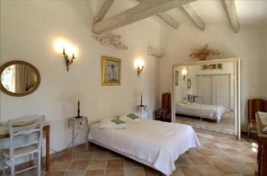 4 sovrum, skrivbord, strykjärn/strykbräda och resesäng