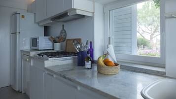 Een koelkast, een oven, een kookplaat, een vaatwasser