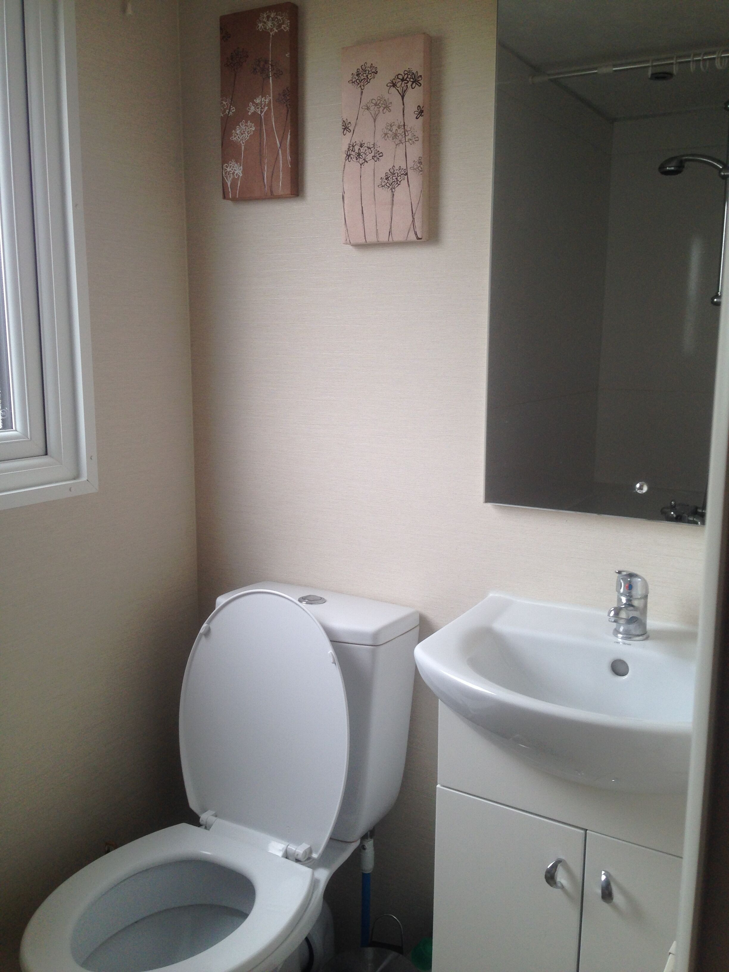 Combined shower/bathtub, hair dryer, towels, soap