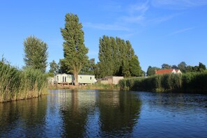 Exterior - MARSHLANDS LAKESIDE NATURE RETREAT (Barton-upon-Humber)