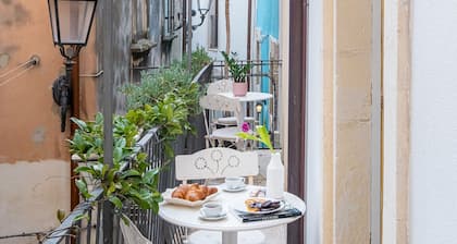 Cas'amuri is a detached house in the heart of Ortigia.