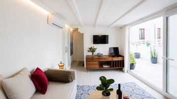 Smart TV, libri, impianto stereo