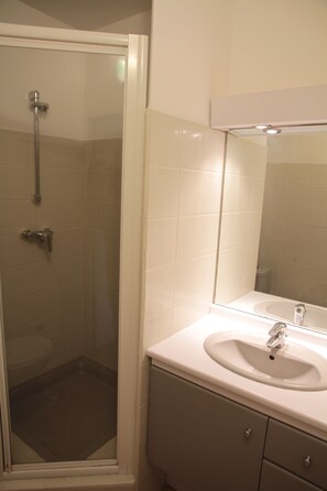 Douche, sĂšche-cheveux, serviettes fournies