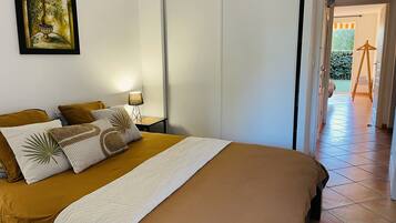 2 bedrooms, iron/ironing board, free WiFi, bed sheets