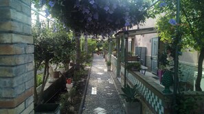 Property grounds -  Villa in a quiet area, overlooking the garden and Mount Etna. Near Taormina. (giardini naxos)