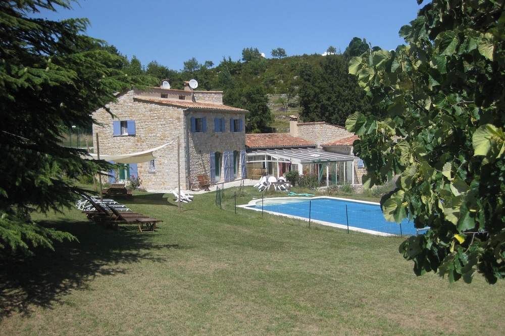 Classic stone farmhouse with heatable pool and tennis court, sleeps 15