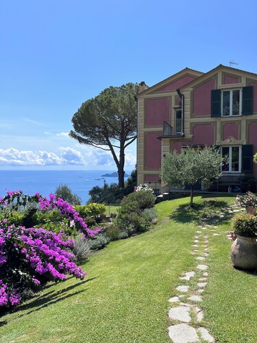 Villa im Grünen mit Meerblick über den Golf von Portofino umgeben