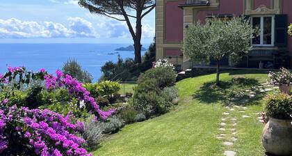 Villa im Grünen mit Meerblick über den Golf von Portofino umgeben