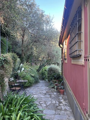 Outdoor dining - Villa surrounded by greenery with sea view over the Gulf of Portofino (Zoagli)