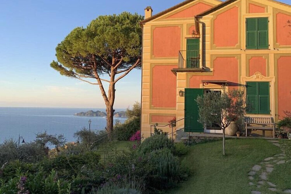 Villetta indipendente immersa nel verde con vista mare sul golfo di Portofino