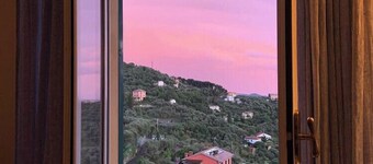 Villa rodeada de vegetación con vistas al mar sobre el Golfo de Portofino