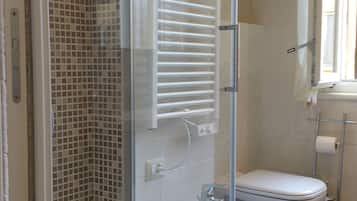 SĂšche-cheveux, serviettes fournies, shampoing, papier toilette