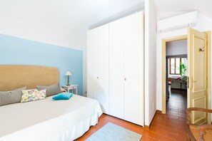 1 dormitorio, tabla de planchar con plancha, wifi y ropa de cama