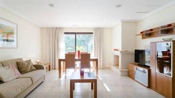 Smart-TV, Kamin, DVD-Player, Arbeitsbereiche