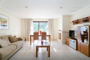 Smart-TV, Kamin, DVD-Player, Arbeitsbereiche