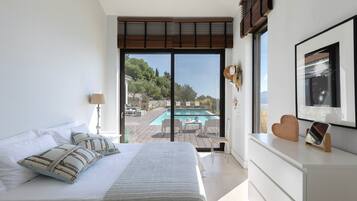 5 間睡房、書桌、熨斗/熨衫板、可攜式嬰兒床