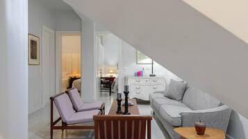 Smart TV, fireplace, DVD player, ping pong