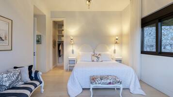 5 間睡房、書桌、熨斗/熨衫板、可攜式嬰兒床