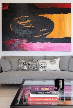 Smart TV, fireplace, DVD player, table tennis