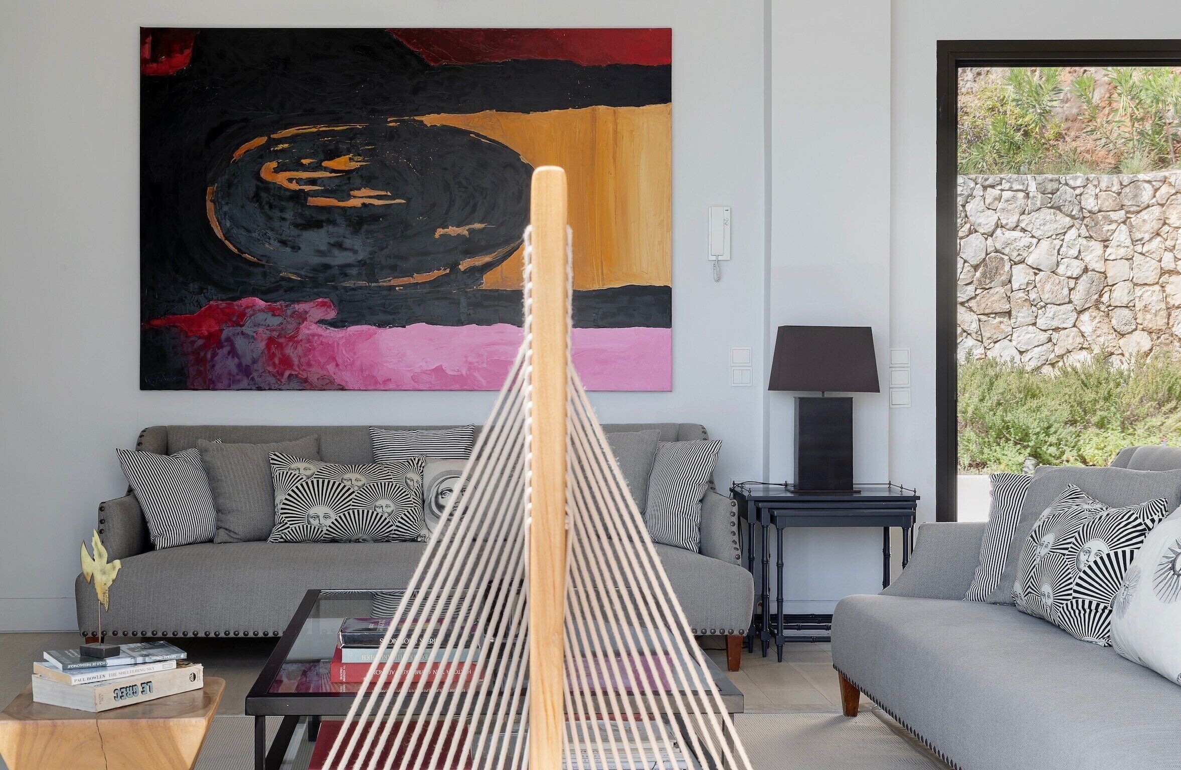 Smart TV, caminetto, lettore DVD, tavolo da ping pong