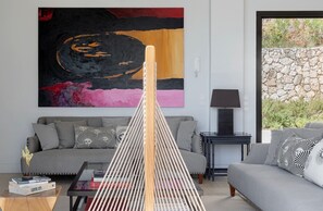 Smart TV, lareira, DVD player, mesa de pingue-pongue