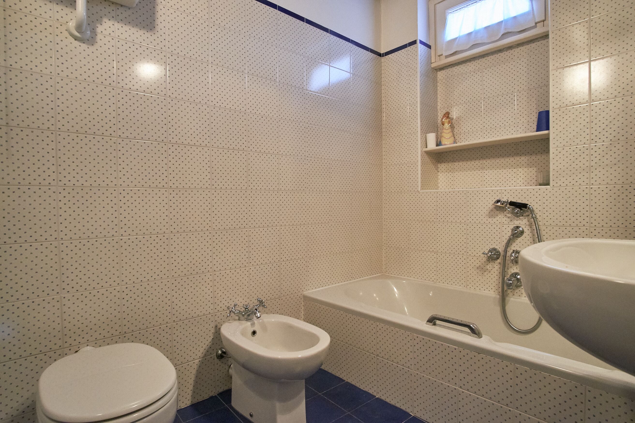 Historic four-room detached house with wonderful lake view