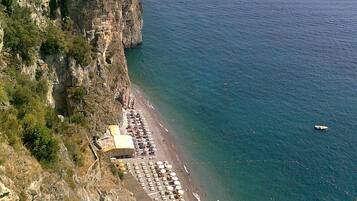 Plage, chaises longues, serviettes de plage