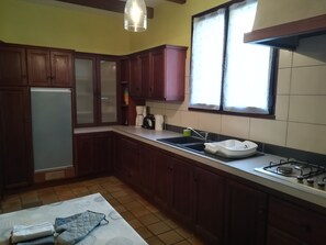 Fridge, microwave, oven, stovetop - Saint Privat: GRANDE VILLA PISCINE SUD ARDECHE (Saint-Privat)