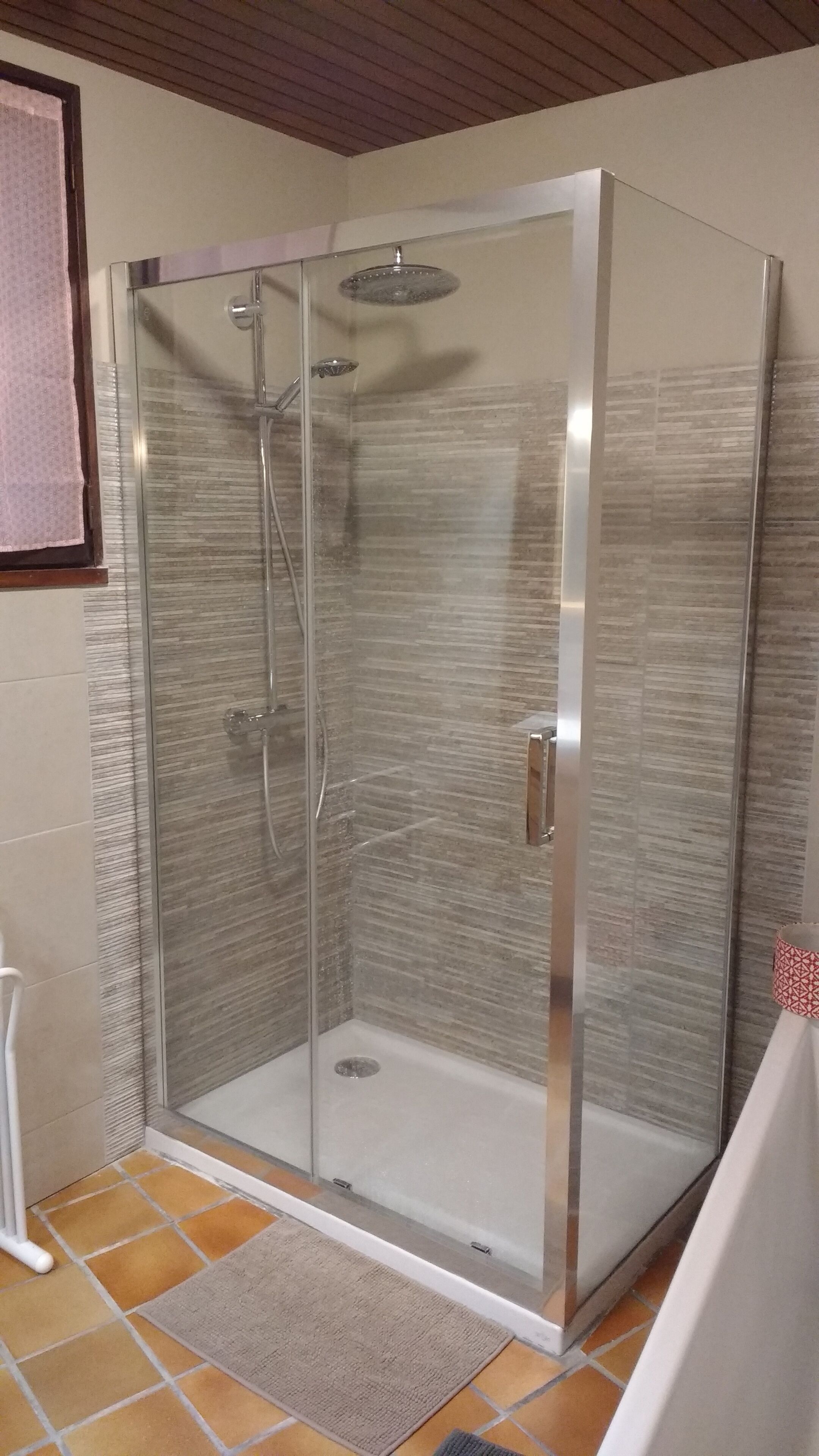 Ensemble douche/baignoire, sèche-cheveux