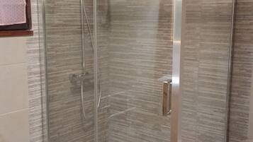 Ensemble douche/baignoire, sĂšche-cheveux