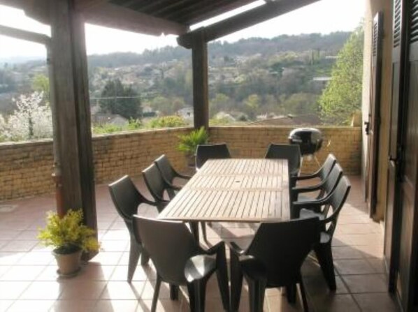 Outdoor dining - Saint Privat: GRANDE VILLA PISCINE SUD ARDECHE (Saint-Privat)