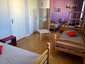 5 quartos, ferros/tábuas de passar roupa, berço de viagem